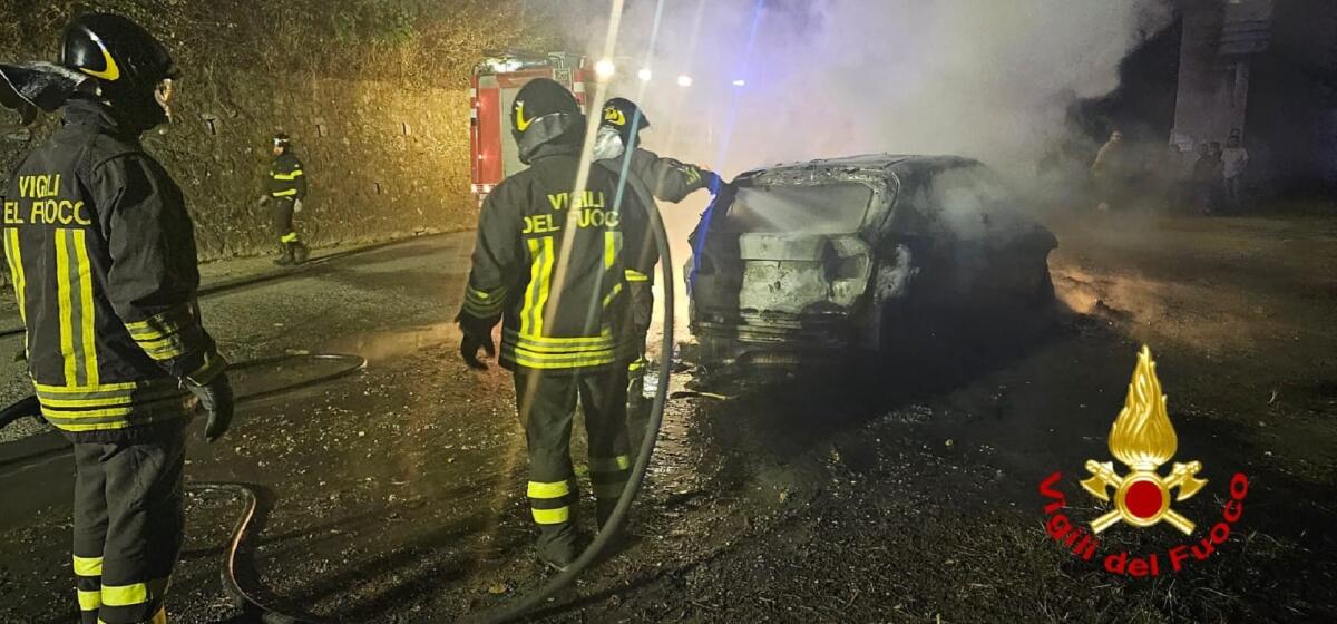 Crotone - Giornata travagliata sulle strade: prende fuoco una vettura - 
