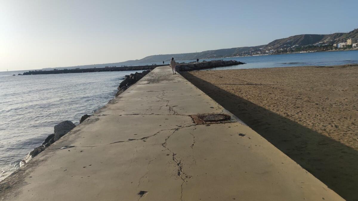 Crotone, dalla spiaggia al mare: la passerella ha perso parte della sua magia - 