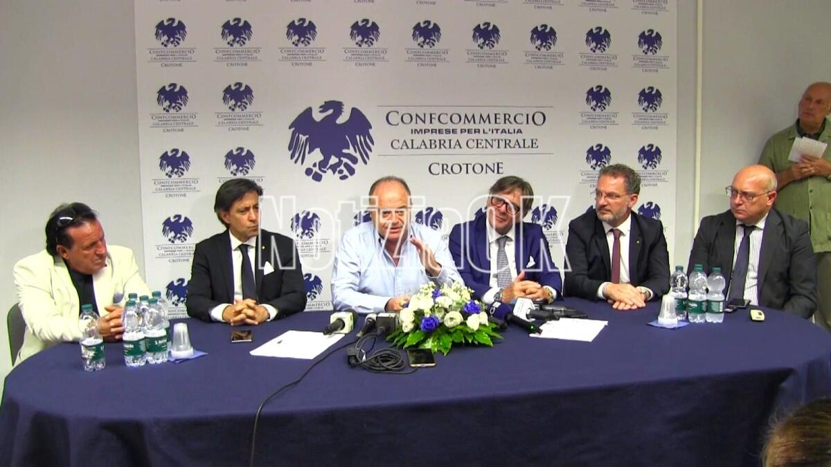 Borsa di studio Dodò Gabriele, Nicola Gratteri a Crotone: «Ai calabresi dico di non avere paura del futuro» - Giovanni Gabriele, Giovanni Ferrarelli, Nicola Gratteri, Pietro Falbo, Antonio Casillo, Luciano Greco