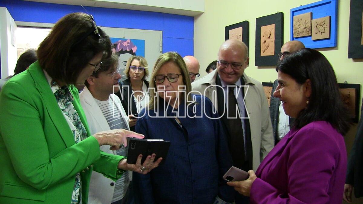 Crotone, il sottosegretario Frassinetti: "Il dimensionamento serve per far fronte al calo demografico" - La docente Elisabetta Barbuto mostra al Sottosegretario Frassinetti i tanti progetti del Pertini-Santoni