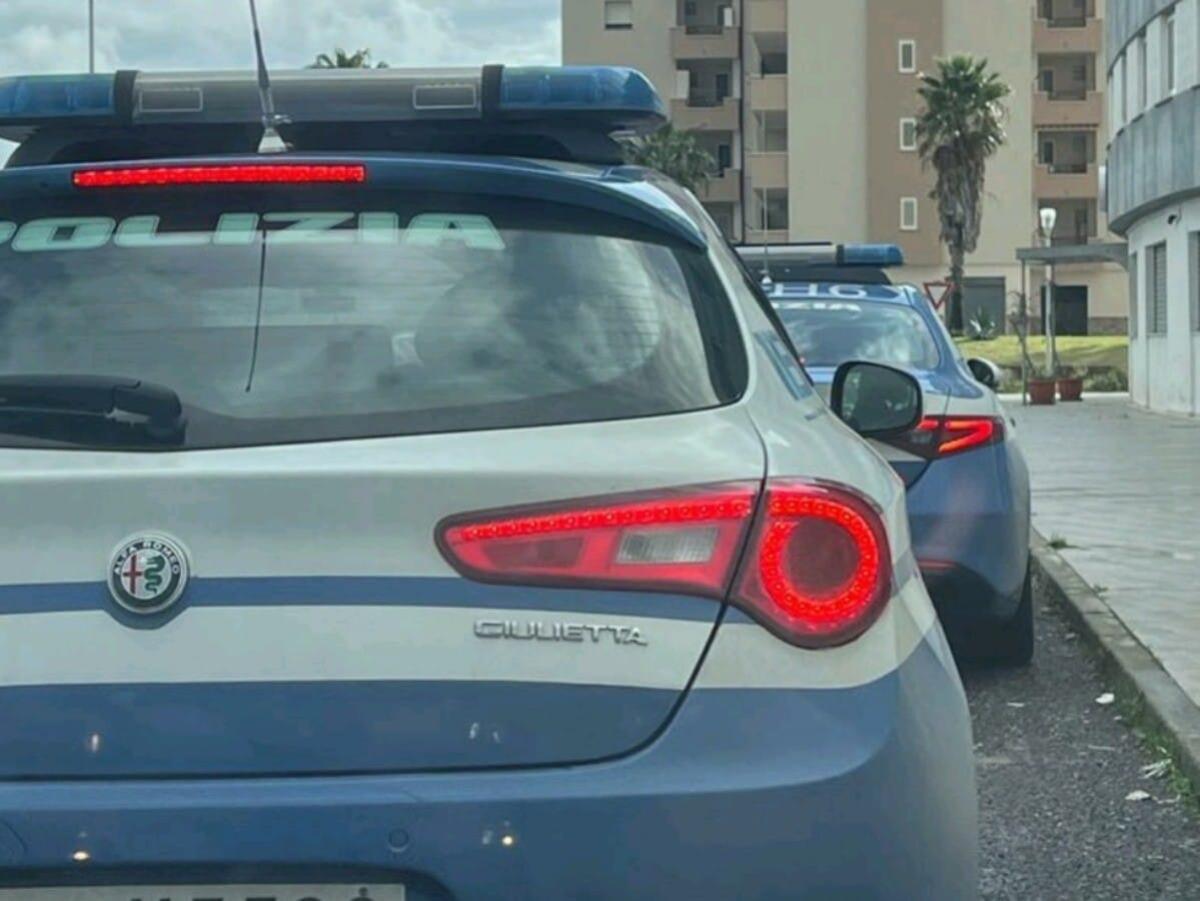Uomo aggredisce la compagna: sulla spalla della donna i segni della pianta della scarpa dell'aggressore - 