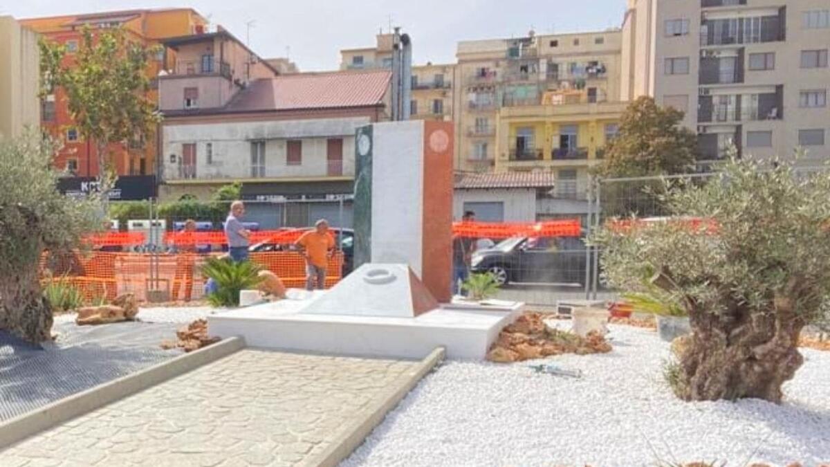 Crotone - Un nuovo monumento ai caduti - 