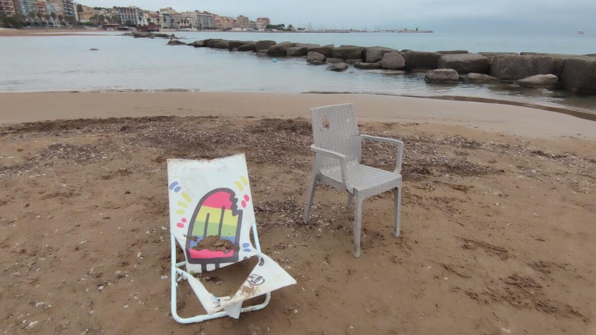 Nei quartieri di Crotone: al mare in autunno, sdraio o seggiola? -