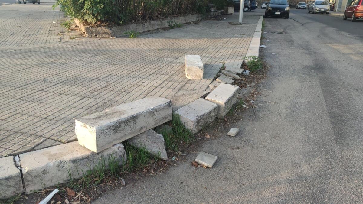 Nei quartieri di Crotone: in via Giuseppe di Vittorio non c’è pace neppure per i marmi - 