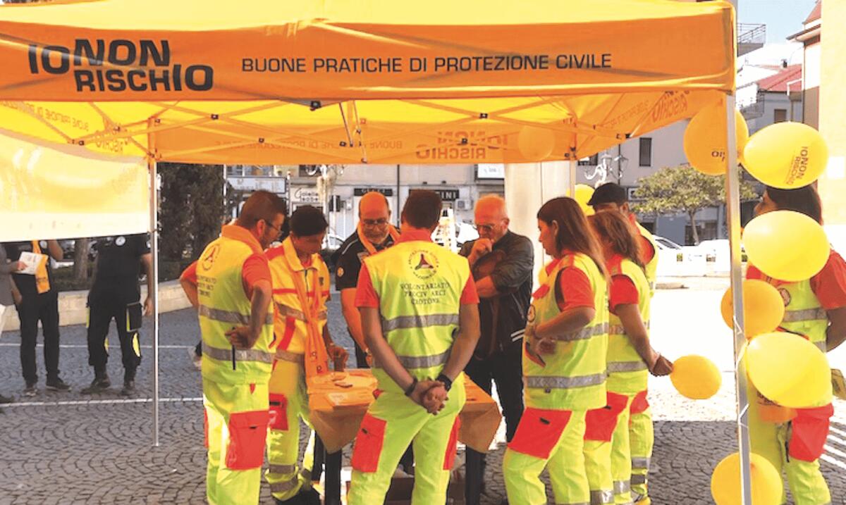 Crotone - In piazza con la Protezione civile per la campagna Io non rischio - 