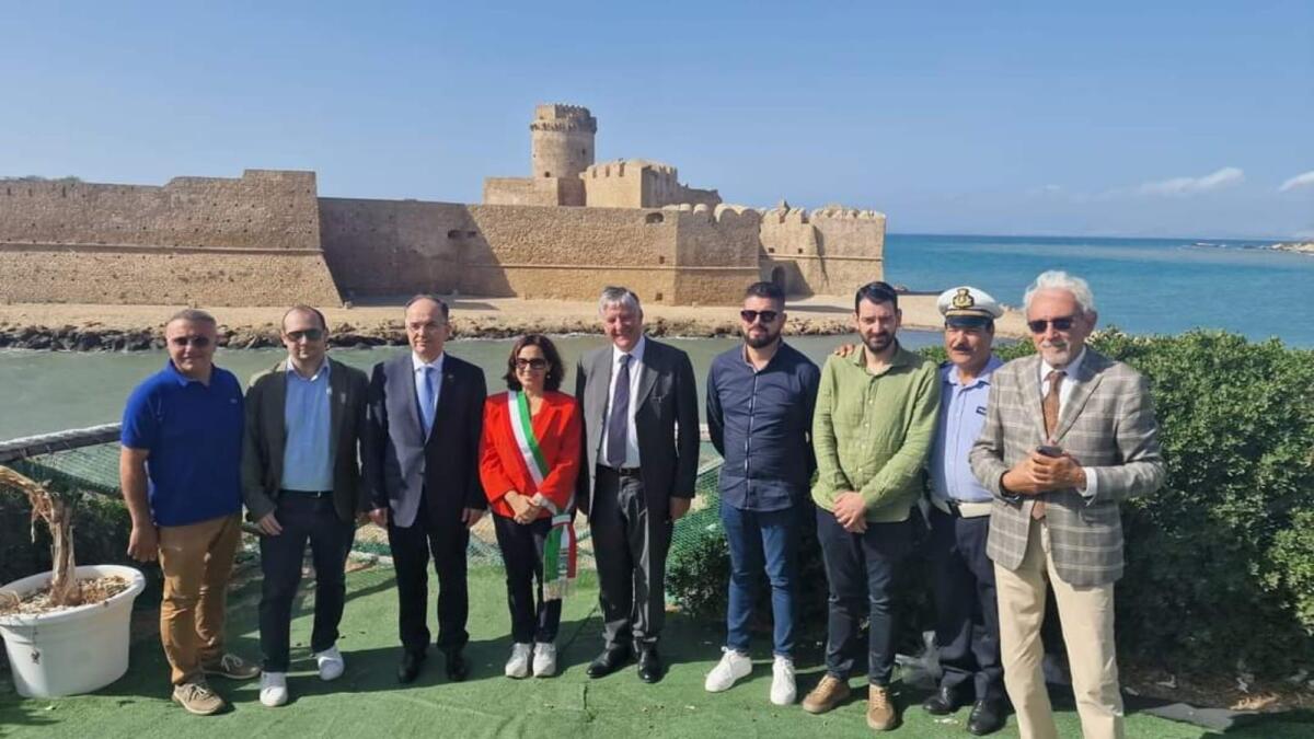 Isola di Capo Rizzuto, il presidente della Repubblica di Albania accolto a Le Castella - 