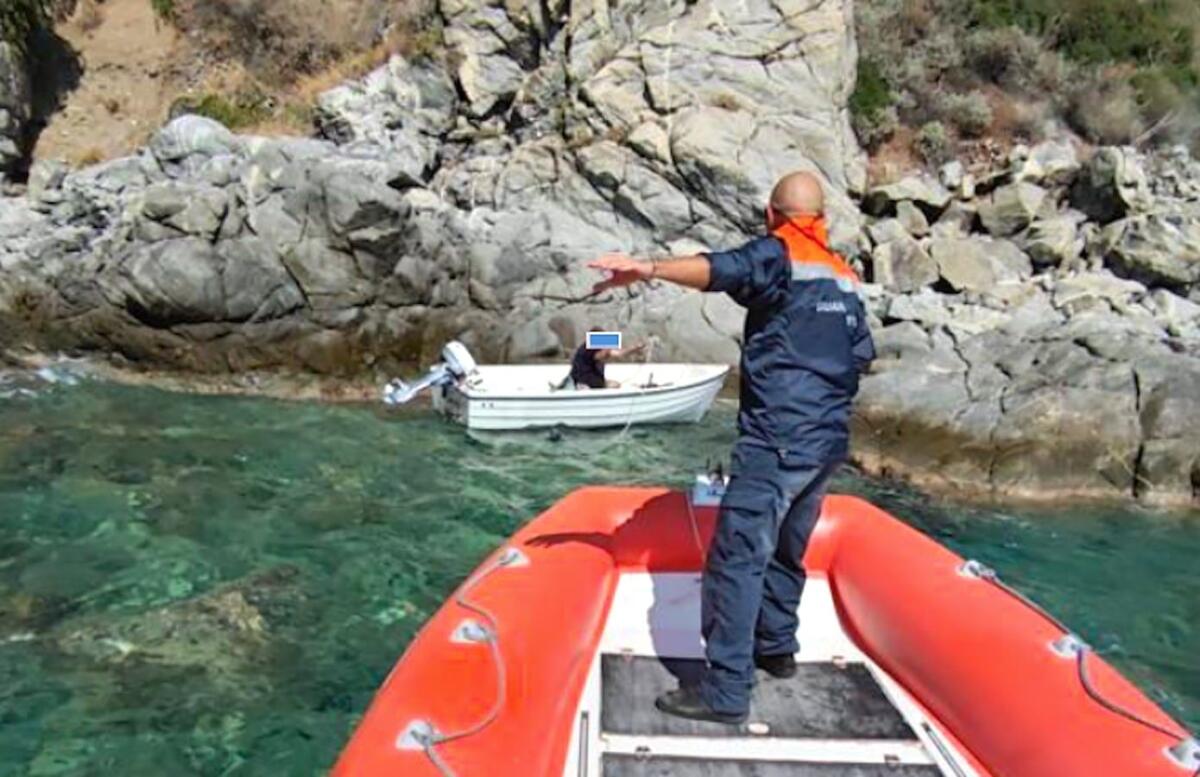 Da solo in mare senza remi e tra gli scogli a basso fondale: salvato dalla Capitaneria di Porto di Crotone - 