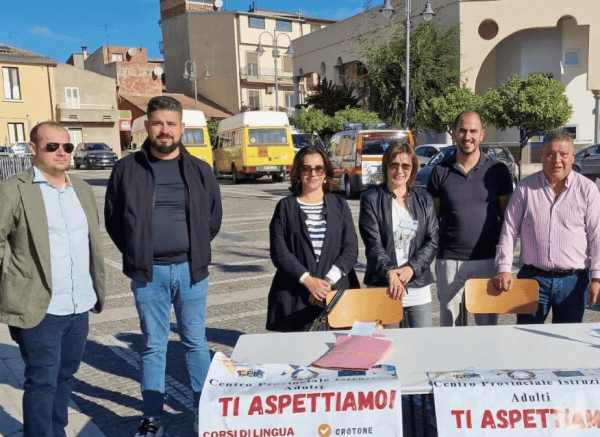 Isola di Capo Rizzuto, tavolo informativo e apertura iscrizioni alla Scuola  pubblica per Adulti - 