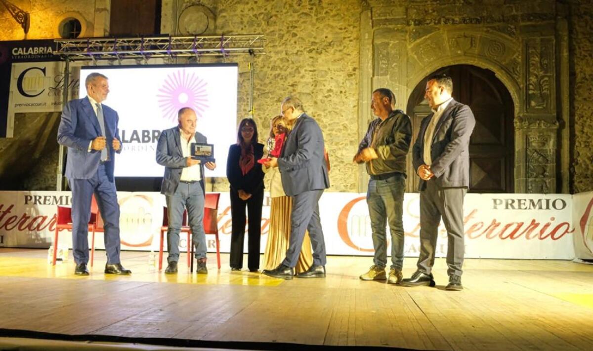 I tentacoli delle 'ndrine spiegati al Premio Caccuri da Nicola Gratteri - Da sinistra Giuseppe Brindisi; Nicola Gratteri; Marianna Caligiuri; Vittoriana Abate; Michele Affidato; Olimpio Talarico; Cataldo Calabretta