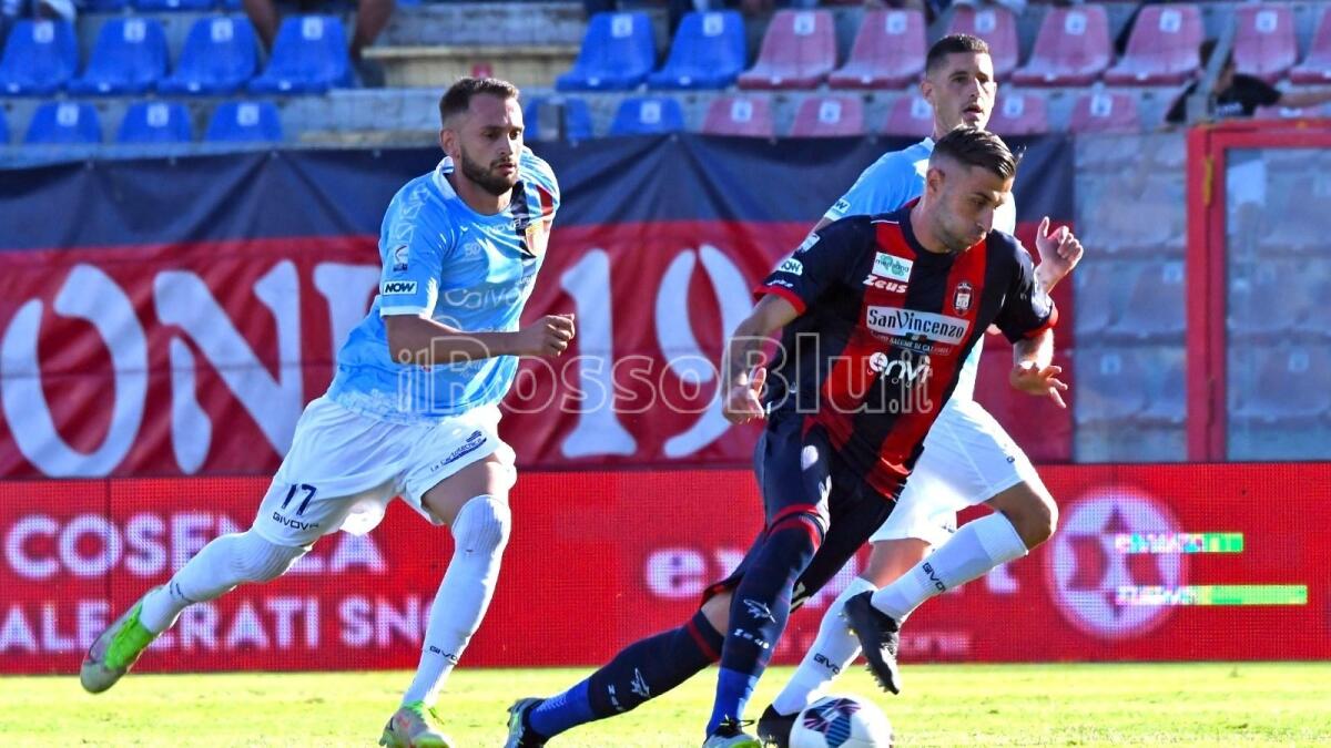 Crotone Calcio | Gli squali subito in campo - Alessio Tribuzzi durante Crotone vs Picerno