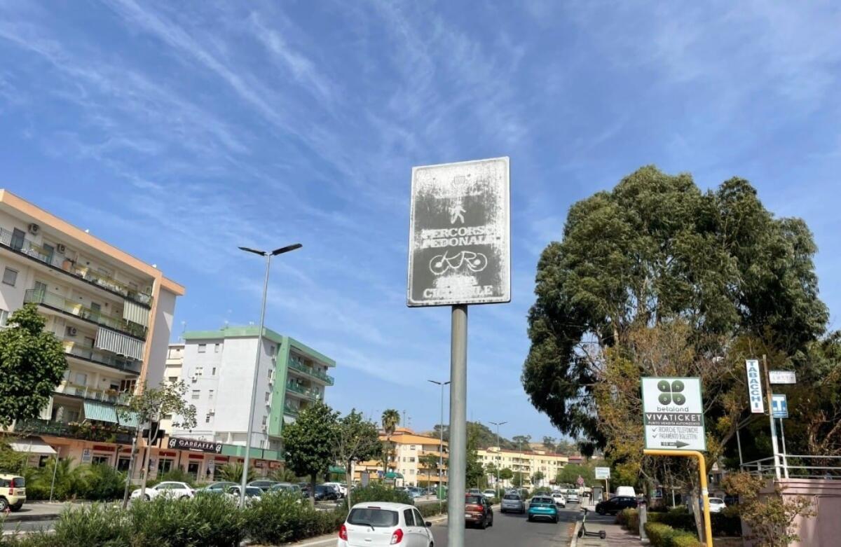 Nei quartieri di Crotone: segnaletica d'altri tempi in via Gioacchino da Fiore - 
