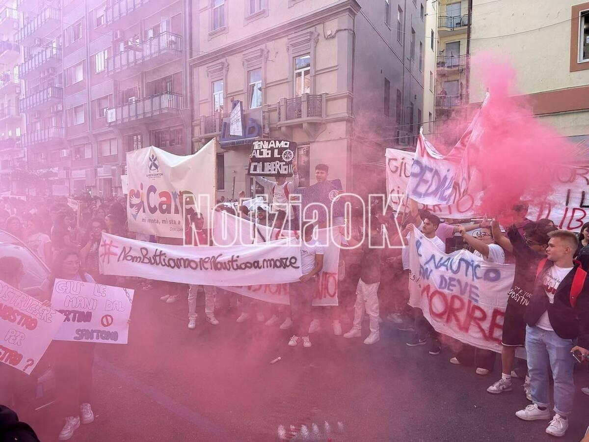 (Foto) Crotone - Studenti in piazza contro il dimensionamento scolastico: «Ascoltateci» - 