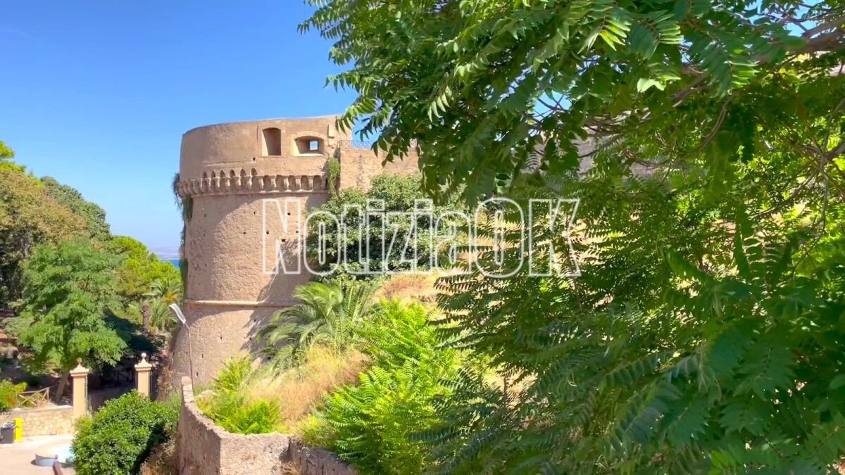 Crotone - Il Castello passa alla Direzione dei Musei della Calabria. Le parole del Sindaco - La Torre Aiutante del Castello Carlo V di Crotone