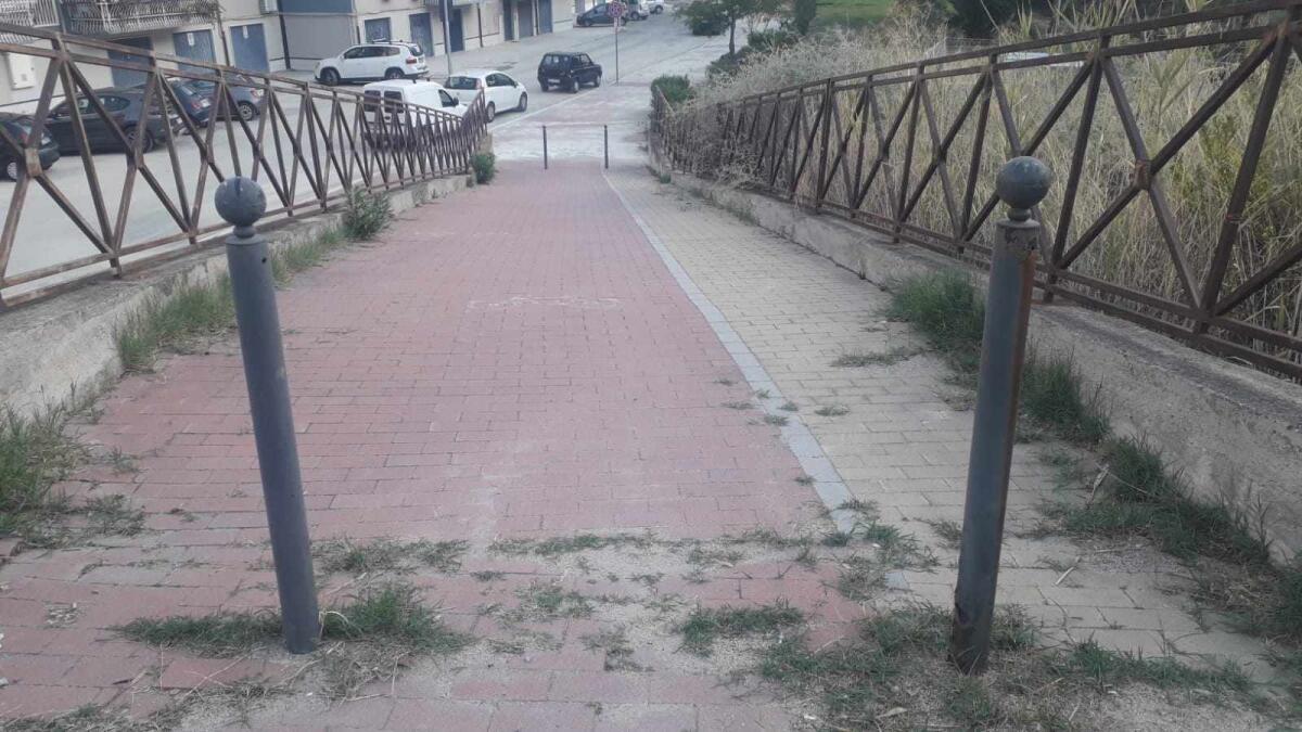 Nei quartieri di Crotone: quanto degrado in via Pasquale Zito... - 