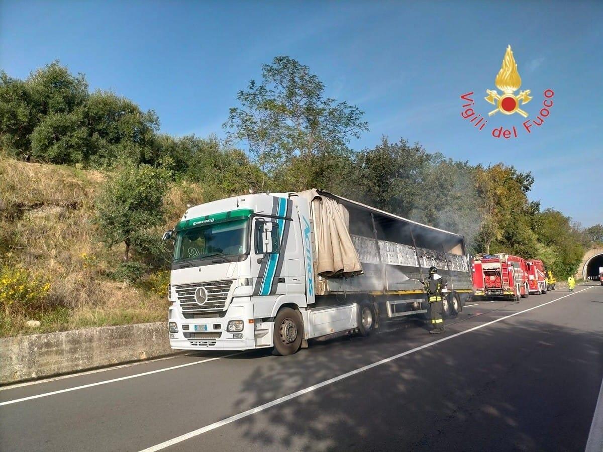 Mezzo che trasportava bottiglie d'acqua prende fuoco: pronto l'intervento dei Vigili del Fuoco sulla SS 107 - 