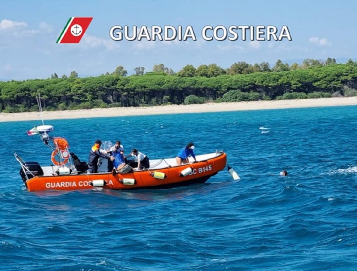 Crotone - Diportisti caduti in mare, salvati dalla Guardia Costiera - 