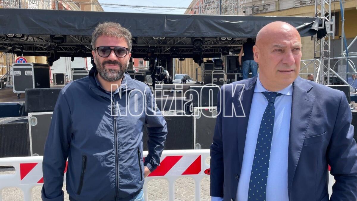Cretella: «Il Capodanno Rai si farà a Crotone» - Cretella e Voce in Piazza Pitagora, durante il montaggio del palco di Ron a maggio