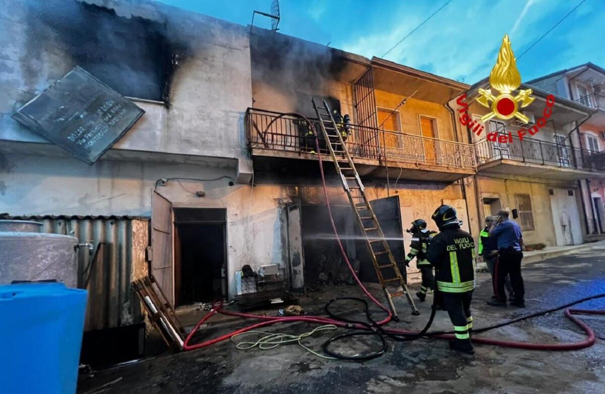 Paura di prima mattina, un magazzino e una palazzina prendono fuoco - 