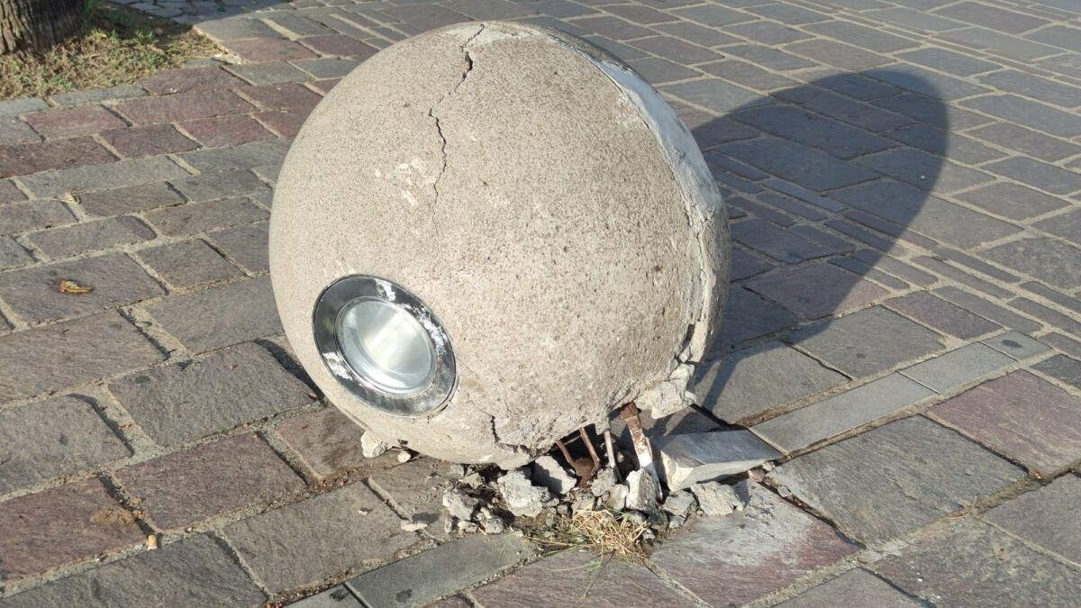 Nei quartieri di Crotone: palle, danni e degrado sul lungomare -