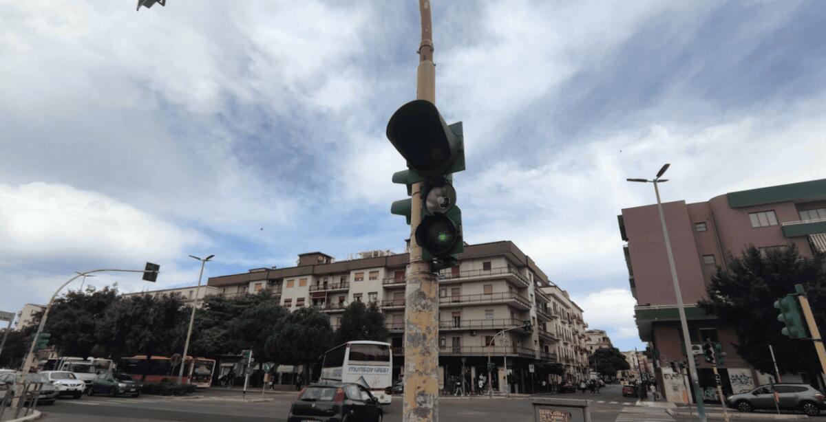 (Foto) Crotone, lungo Corso Mazzini semafori danneggiati - 