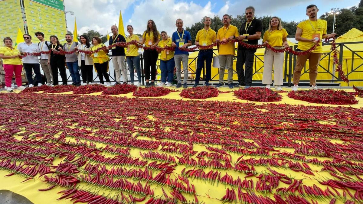 Una collana di peperoncino da 530 metri, è un record tutto calabrese - 