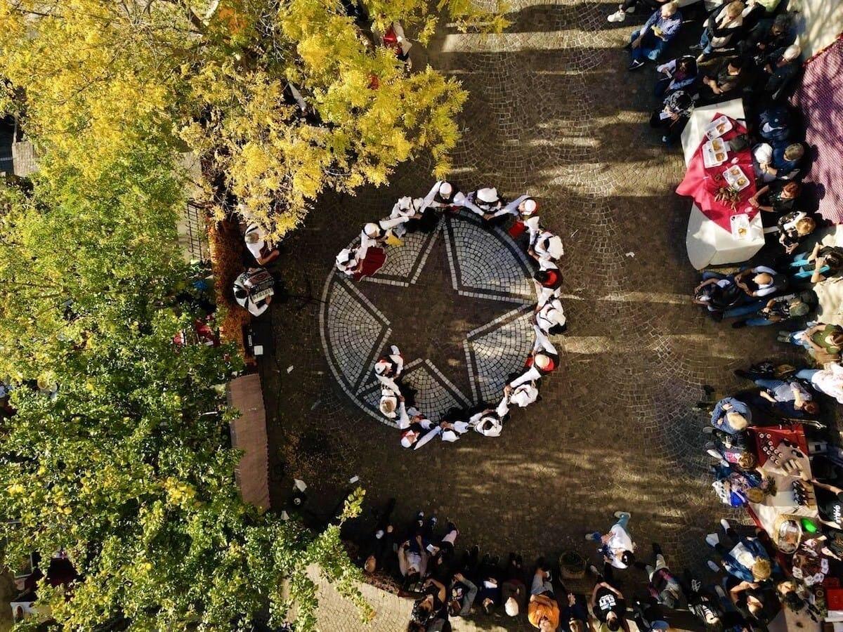 100 visitatori invadono l’Arberia crotonese: un viaggio alla ricerca della lingua e della cultura Arbereshe - 