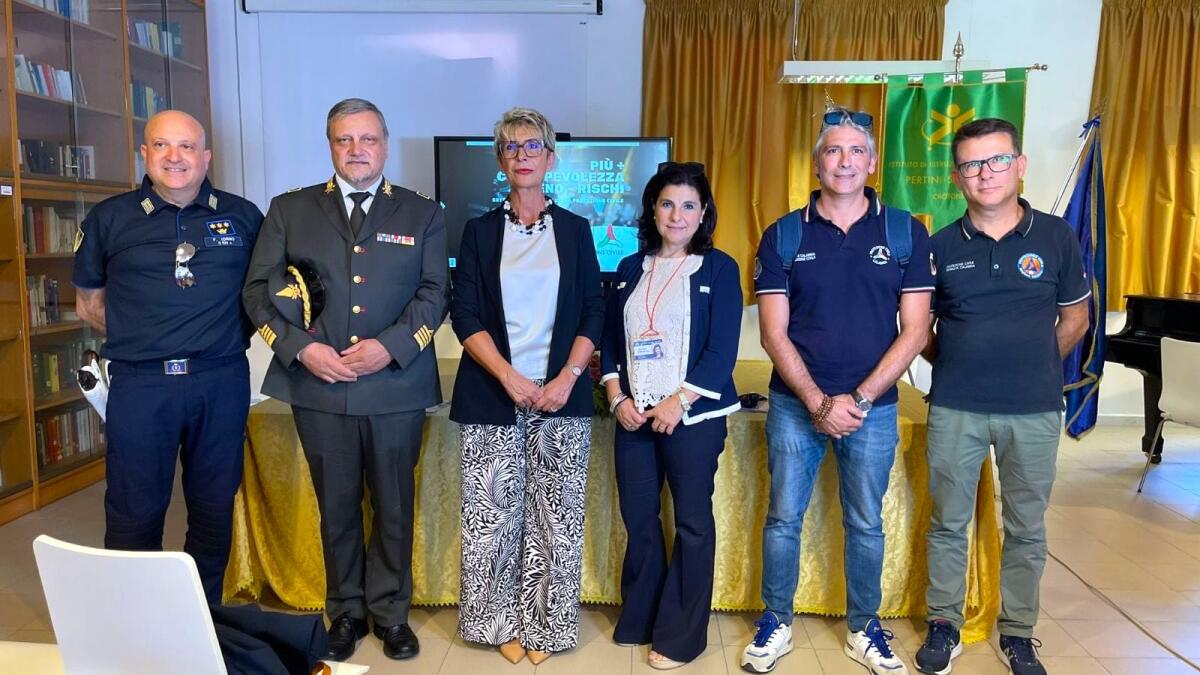 Crotone - A Scuola di Prevenzione dai Rischi c'è anche il Prefetto Ferraro - 