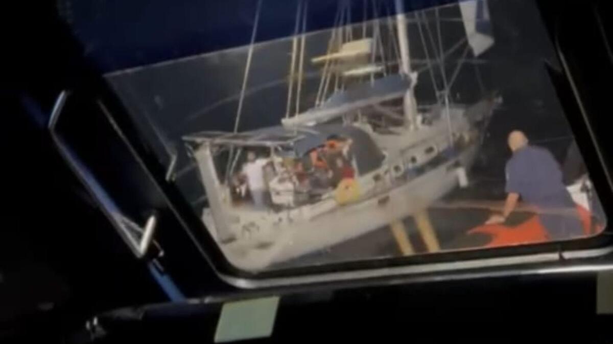 Crotone - Gli angeli del mare in azione: salvati 42 migranti da naufragio certo - 