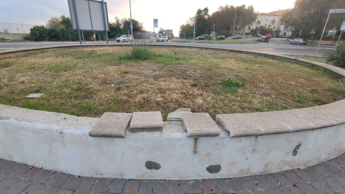 Nei quartieri di Crotone: Piazzale Nettuno continua a perdere i pezzi - 