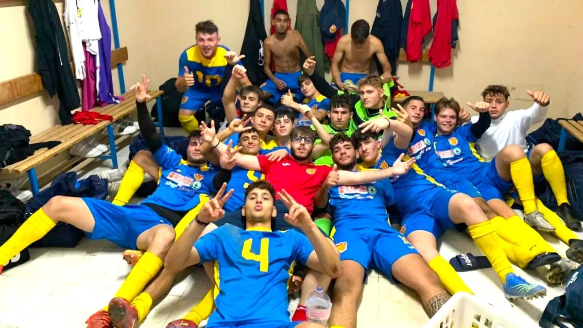 Under 19, debutto con vittoria per l'Isola Capo Rizzuto - L'Under 19 dell'Isola di Capo Rizzuto festeggia