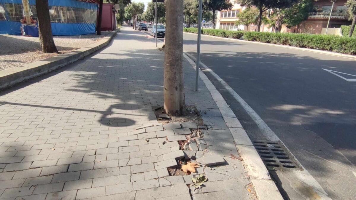 Nei quartieri di Crotone: marciapiedi danneggiati e deformati in via Giovanni Paolo II - 