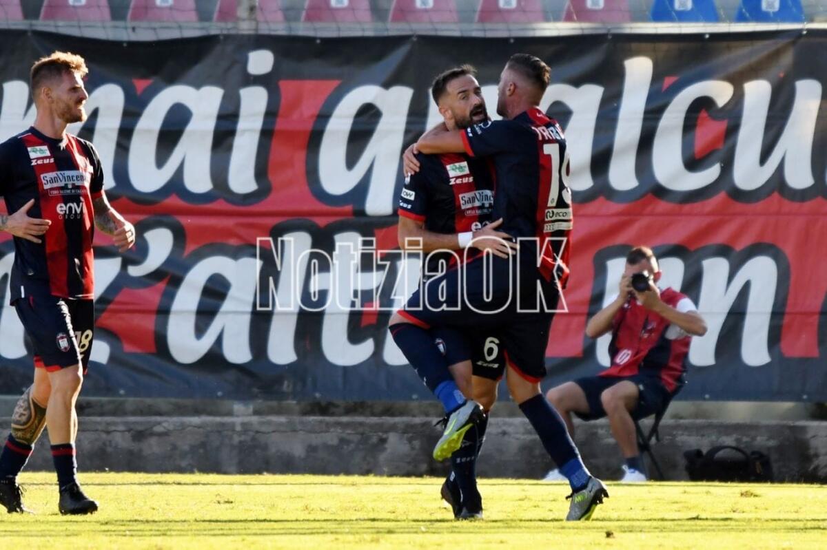 #CrotonePicerno 2-1 | Il Crotone va sotto, pareggia e poi si prende i tre punti, vittoria di carattere - 
