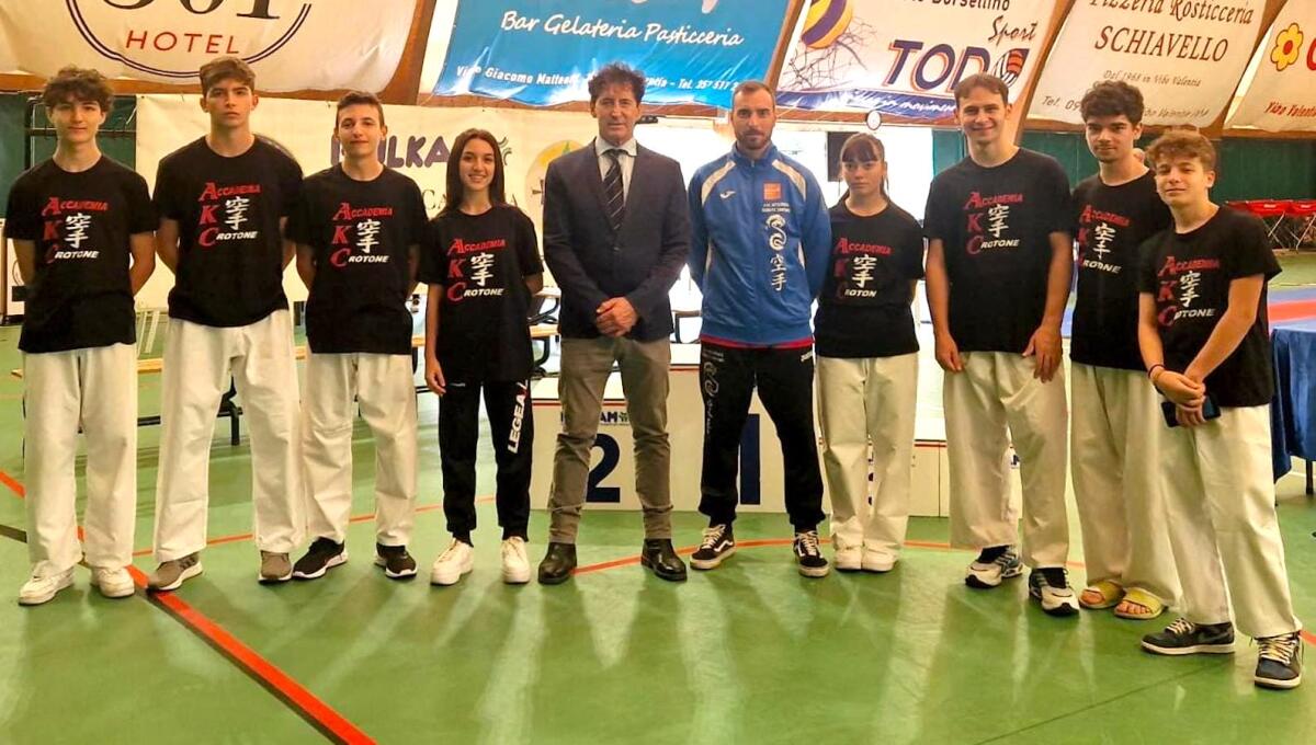 Karate, alle fasi regionali il podio assoluto parla crotonese - Team AKC da sx_Paturzo,Pignataro,Cafarda,M°Stefanizzi, Coach Arditi, Sorrentino,Oliverio,Petrilli, Esposito