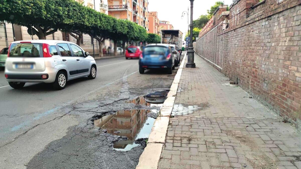 Nei quartieri di Crotone: in città "strisce blu" con tanto di buca - 