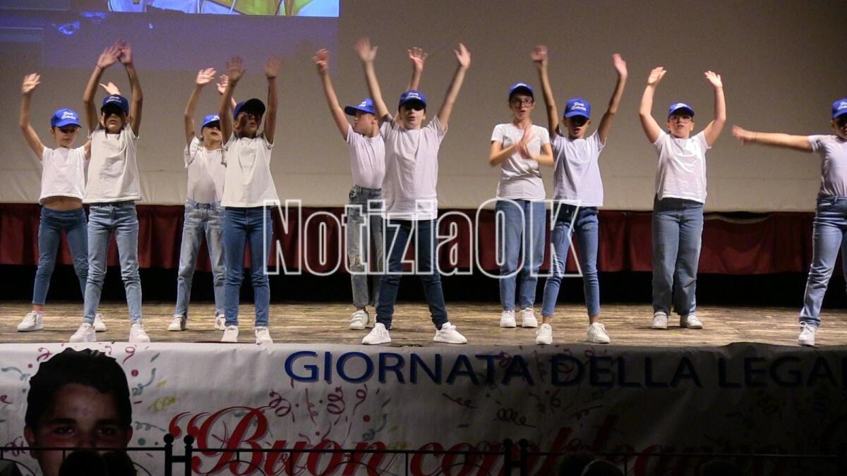 (VIDEO) Crotone - In tanti al compleanno di Dodò Gabriele, mamma Francesca: "Ragazzi, ribellatevi per una giusta causa. Siate liberi" - 