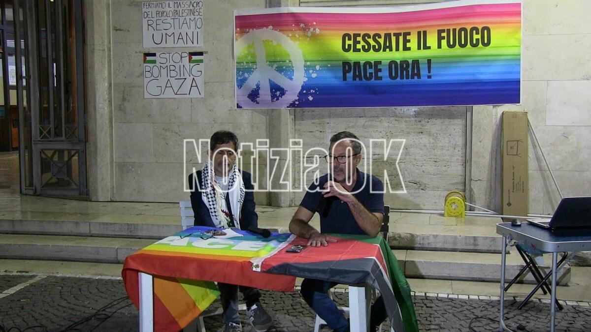 (FOTO) Crotone - Nastrini bianchi in piazza per chiedere la fine della guerra tra Gaza e Israele: "Il Governo italiano deve essere neutrale" - Omar Suleiman, Filippo Sestito