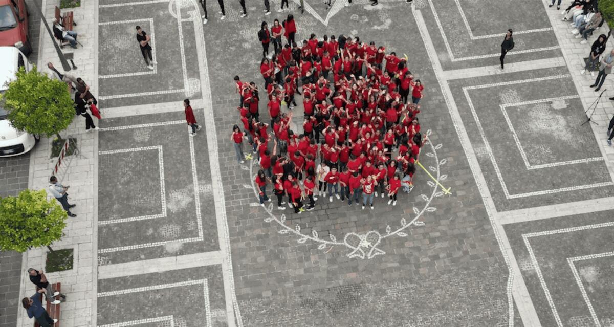 Isola di Capo Rizzuto, progetto Eco School: flashmob "io amo gli alberi" dedicato al Sovereto - 