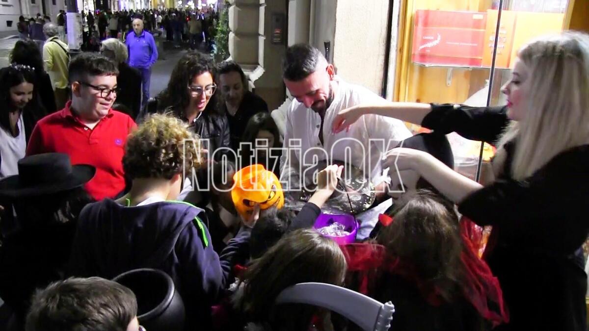 (VIDEO) Crotone - Il centro si illumina con i bambini in maschera: È HALLOWEEN - 