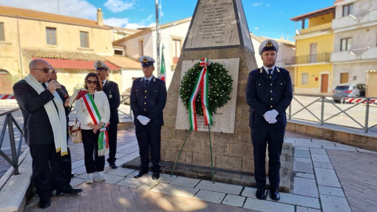 Ad Isola di Capo Rizzuto la cerimonia del 4 Novembre: deposta la corona commemorativa - 
