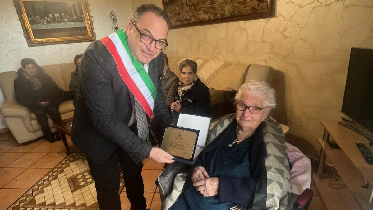 La Calabria festeggia la centenaria nonnina Maria: "Sulle mie gambe dolenti voglio fare il mio inchino alla vita" - 