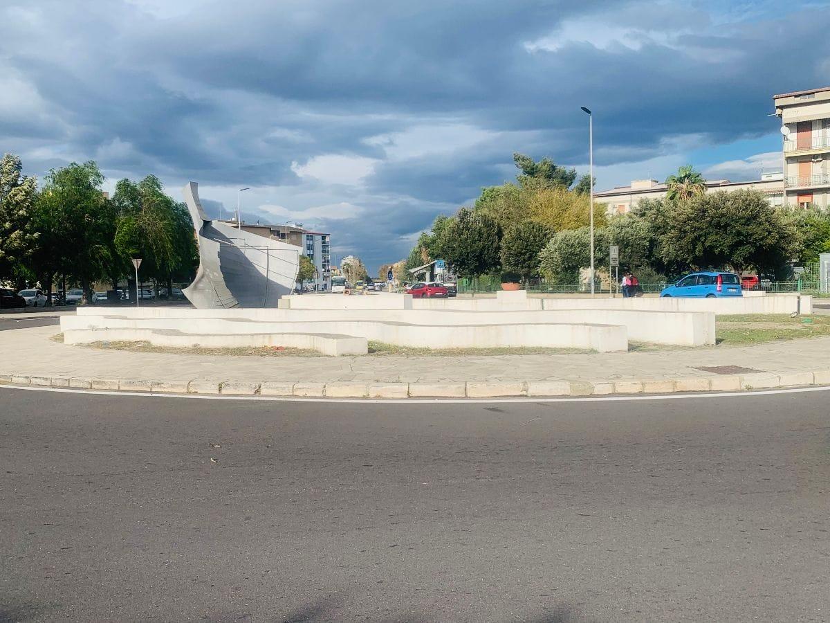 Crotone - La storia della barca rimasta senza prua - 