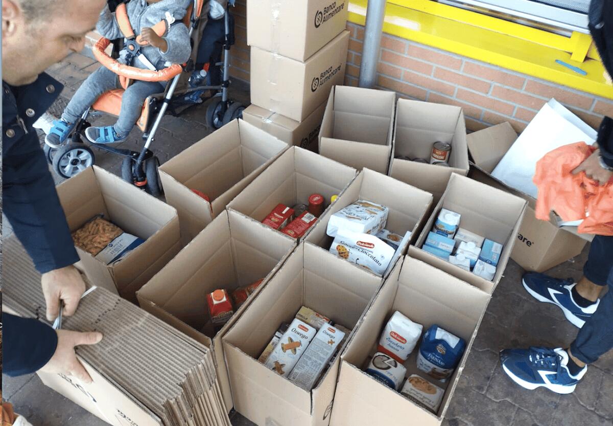 Crotone - Durante la colletta alimentare momenti di solidarietà e condivisione - 