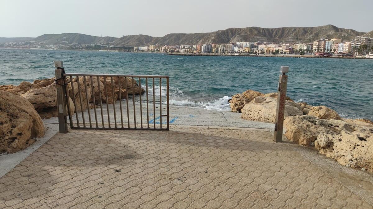 Nei quartieri di Crotone: lungomare, i danni sono all'ordine del giorno - 