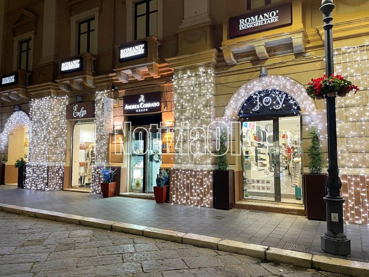 Crotone - Il centro si illumina con le prime luci di Natale - 