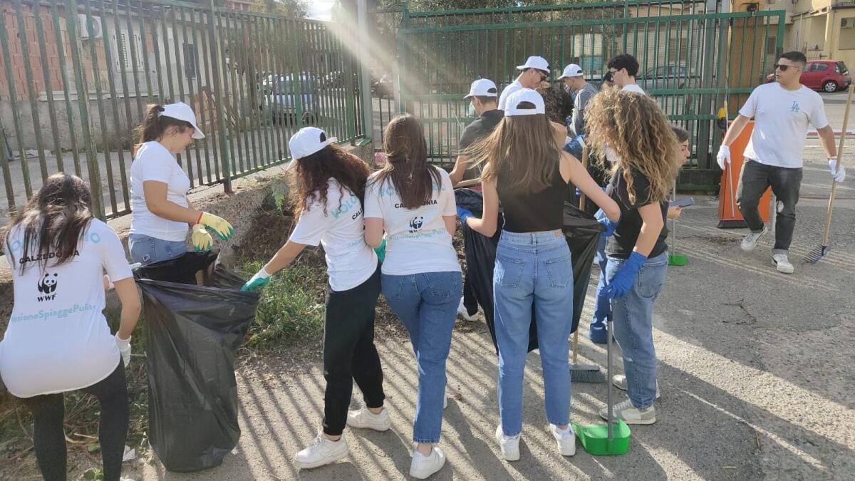 Crotone - Gli studenti del Filolao si rimboccano le maniche - 