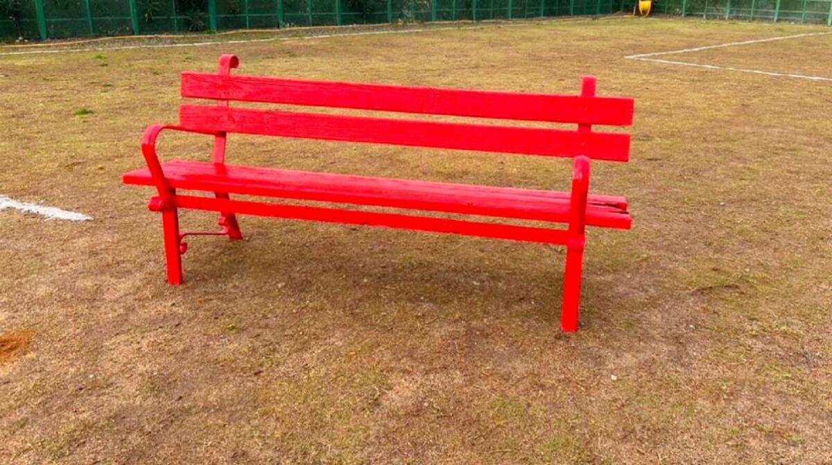 25 novembre, gli ospiti della Casa Circondariale di Crotone realizzano una panchina rossa - 