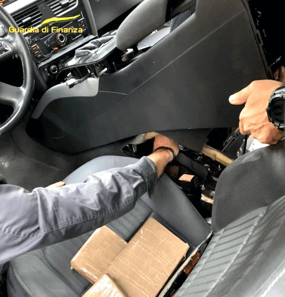 Calabria - Cane antidroga scopre 5 "panetti" di cocaina in un'auto - 