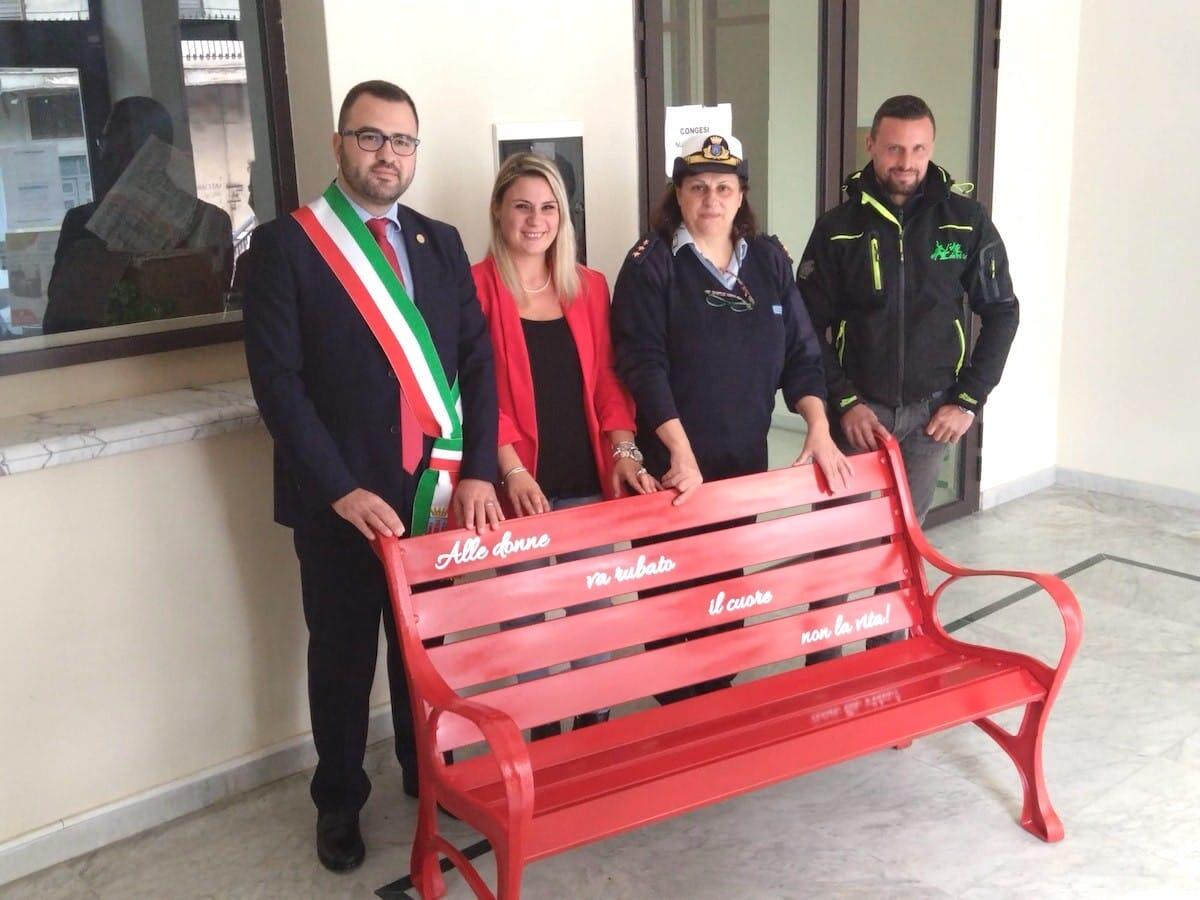 Petilia Policastro - Una statua e una panchina davanti al Comune simbolo di sicurezza e unione - 
