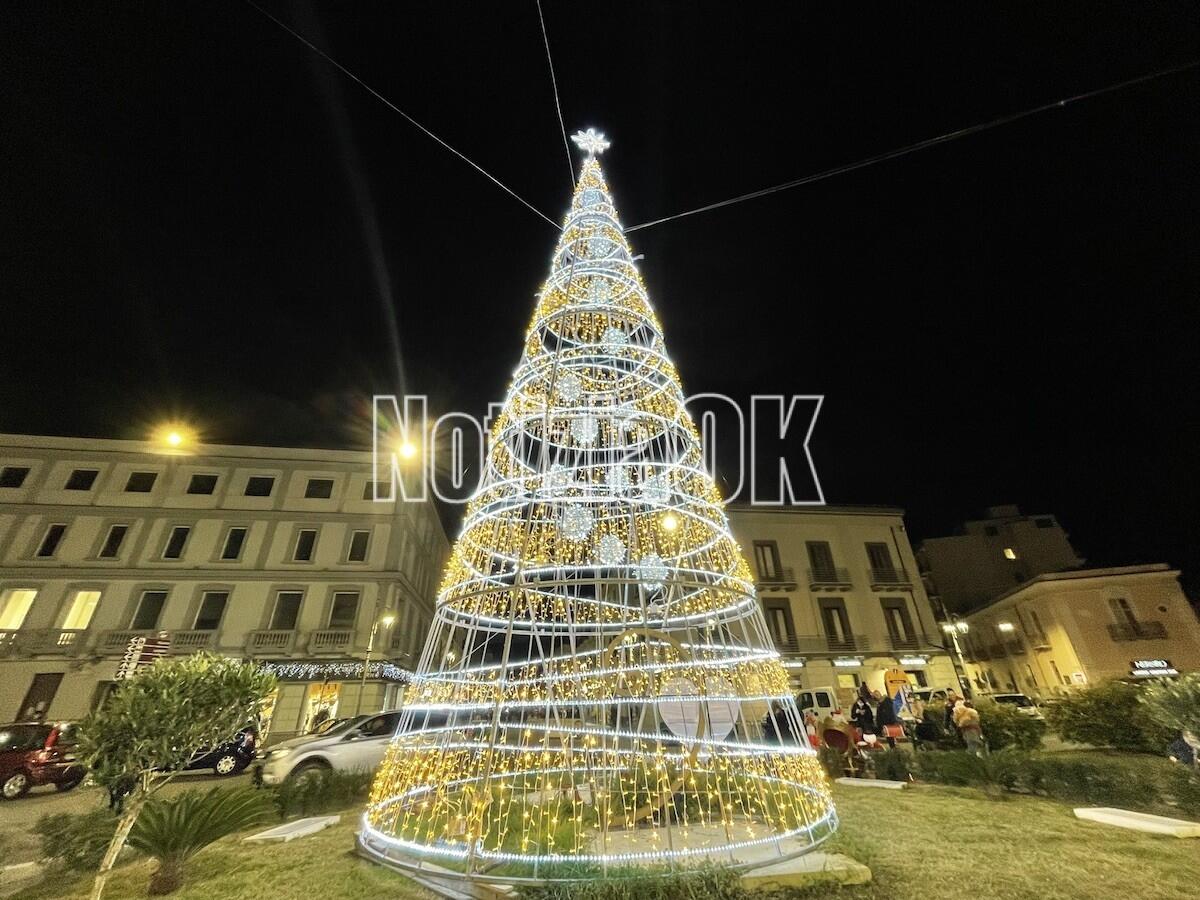 Crotone - Tutto pronto per l'accensione dell'Albero di Natale - 