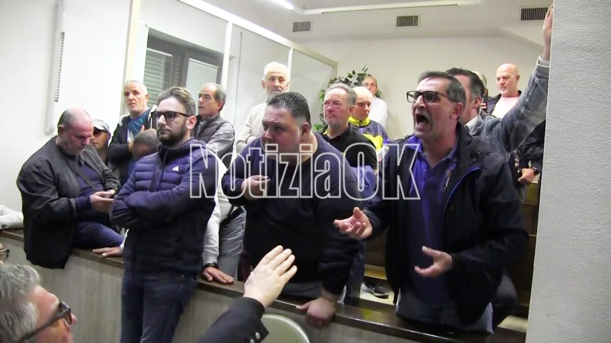 Crotone - I lavoratori di Akrea in protesta durante il Consiglio Comunale - 